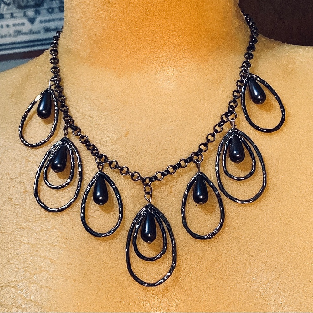 Black loop necklace